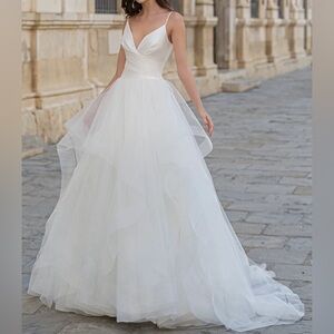 Elegant White V-Neck Wedding Dress